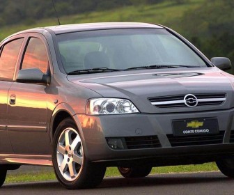 Chevrolet Astra 2005 Front Angle Wallpaper