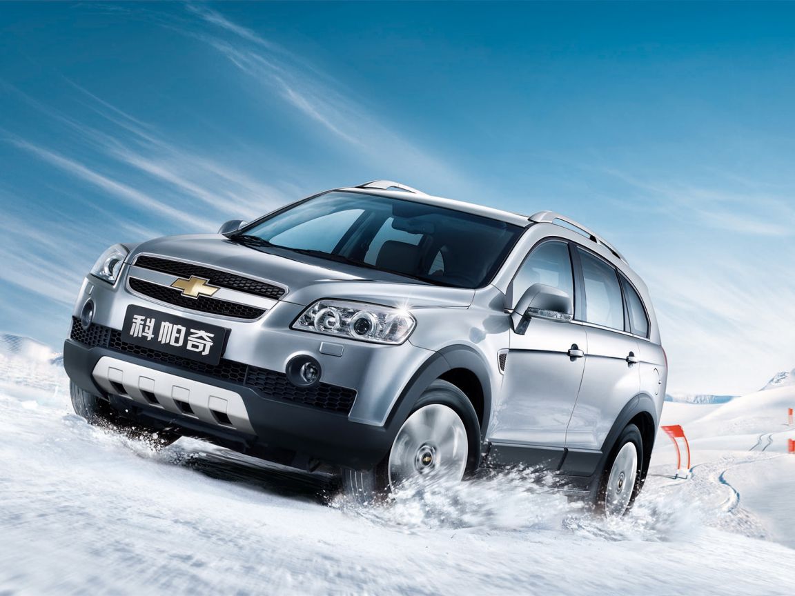 Chevrolet Captiva On Snow Wallpaper 1152x864